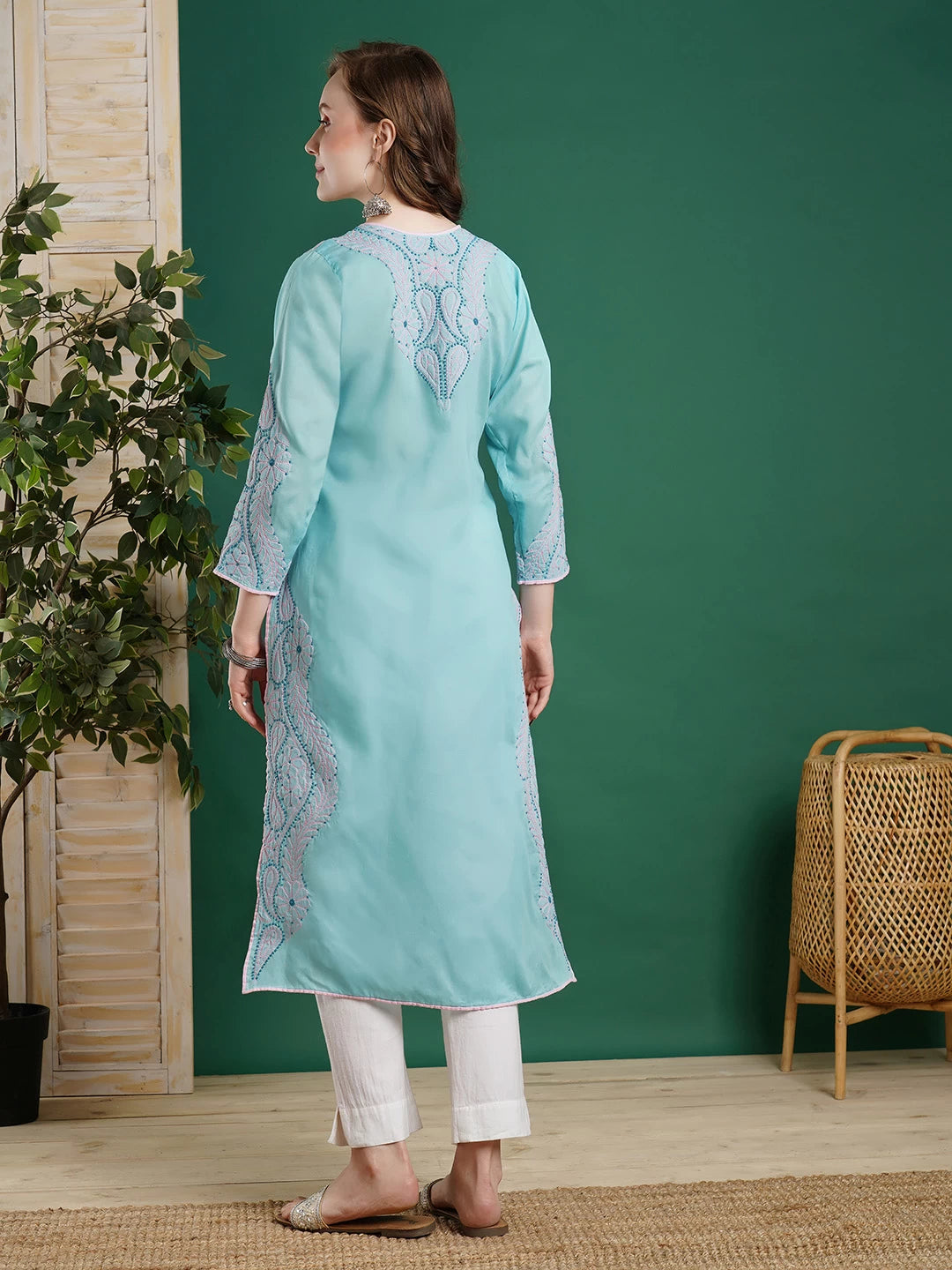 Gracefully Handcrafted Cotton Lucknowi Chikankari Straight Kurta