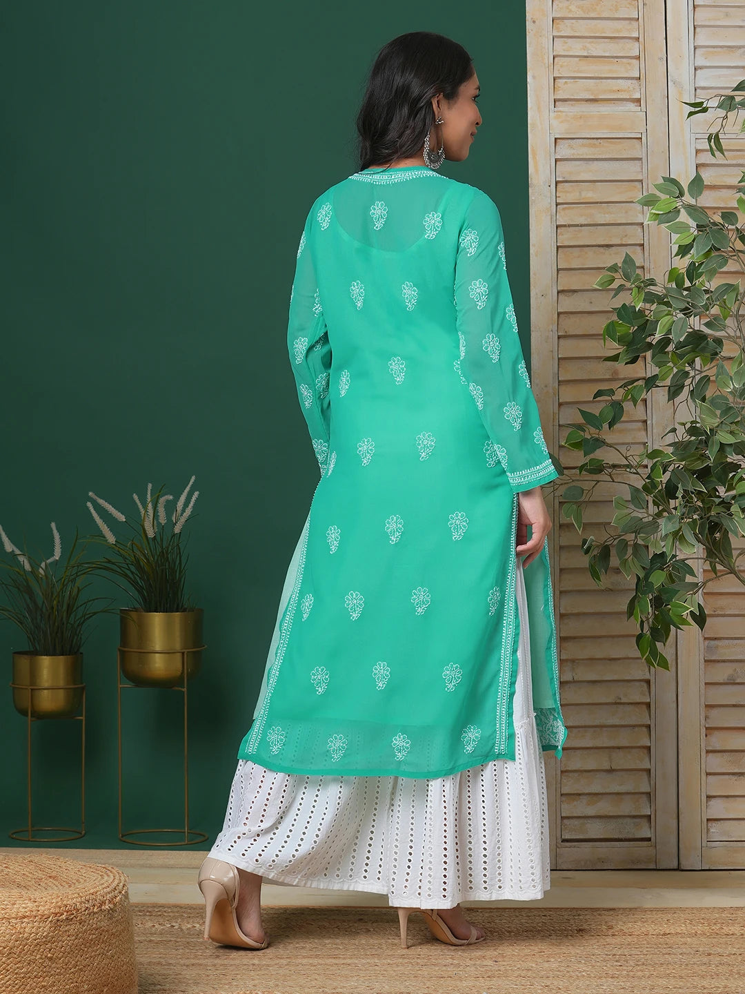 Luxurious Hand-Embroidered Lucknowi Chikankari Kurta in Georgette Fabric